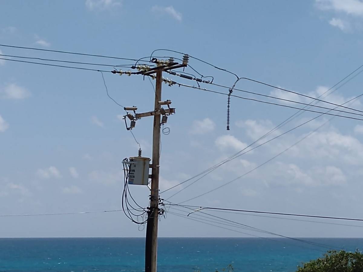 Enésimo Llamado de Vecinos de La Gloria en Isla Mujeres a la CFE